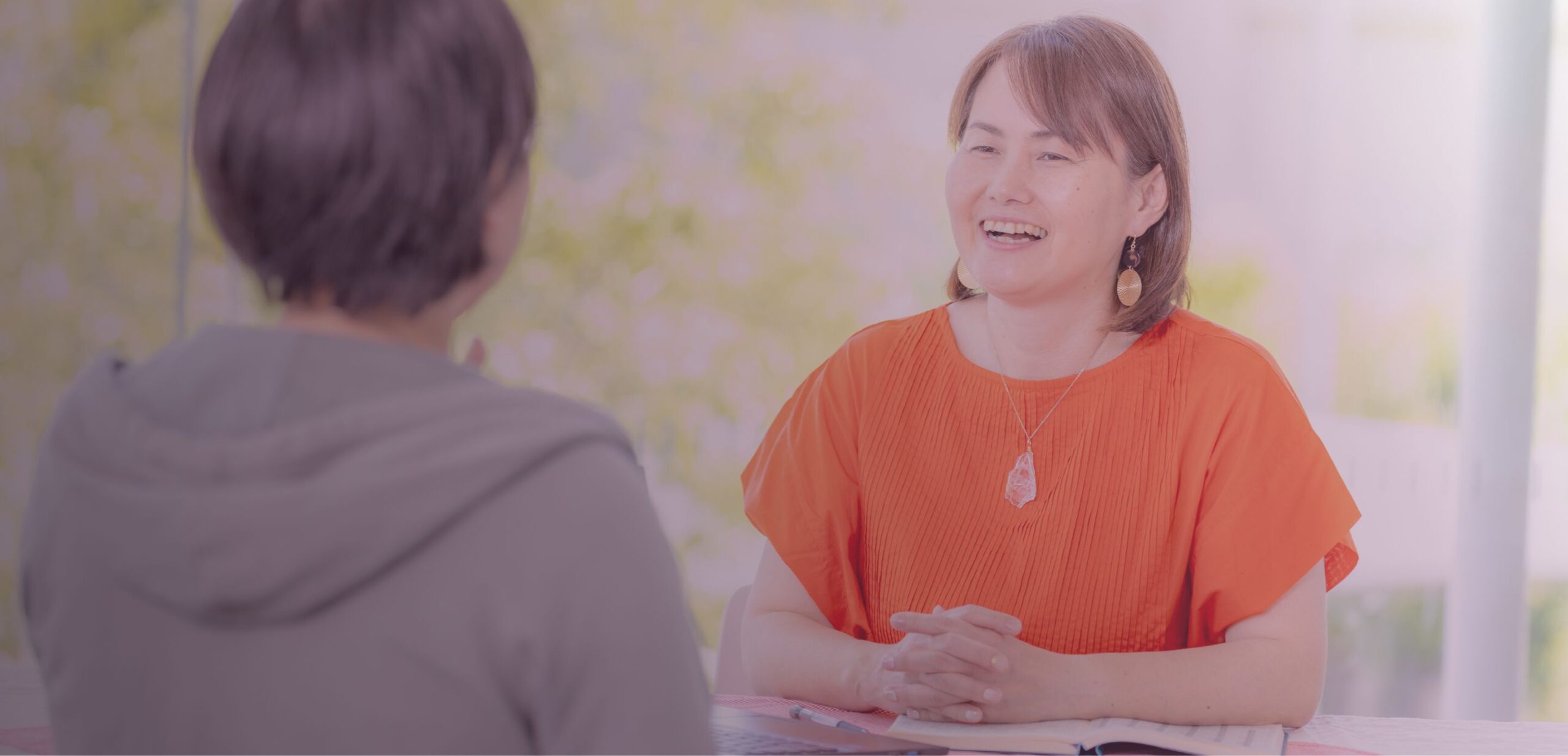 長坂恵己がお客さんとお話ししている